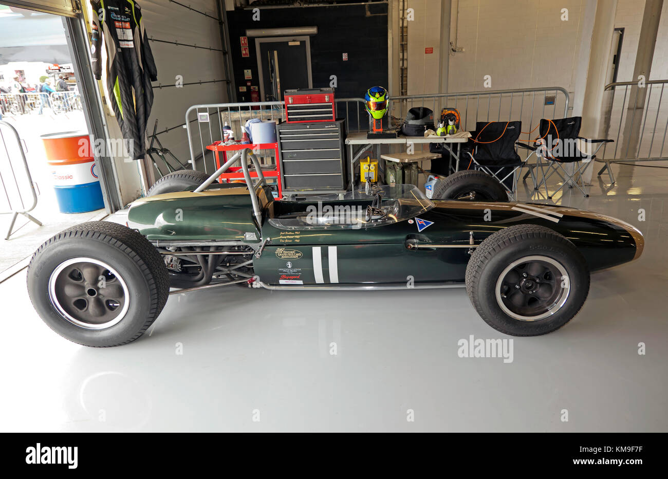 Seitenansicht eines 1964 Brabham BT 11/19', der in der internationalen pit Garage an der Silverstone Classic 2017 Stockfoto