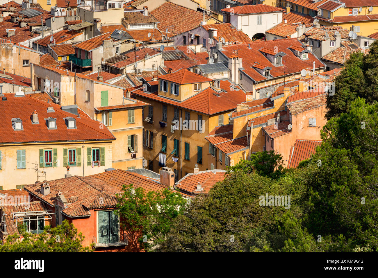 Die Dächer von Nizza im Sommer mit ihren unverwechselbaren Terracotta-Fliesen und Lamellenfensterläden. Côte d'Azur, Alpes Maritimes, Frankreich Stockfoto