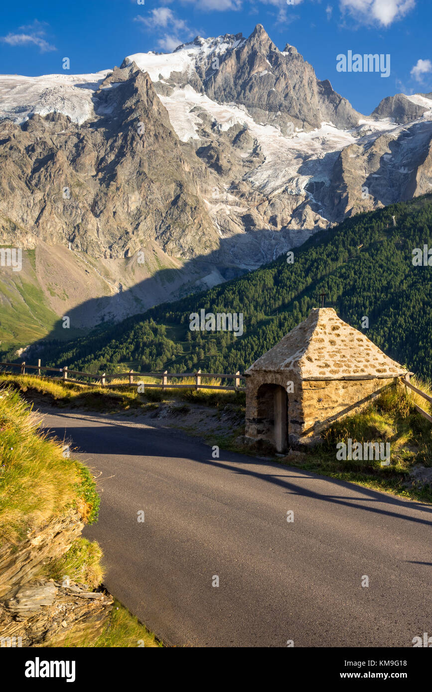 Das Oratorium von Le Chazelet bei Sonnenuntergang mit den Gipfeln von La Meije und Rateau und ihre Gletscher. Nationalpark Ecrins, Hautes-Alpes, Alpes, Frankreich Stockfoto