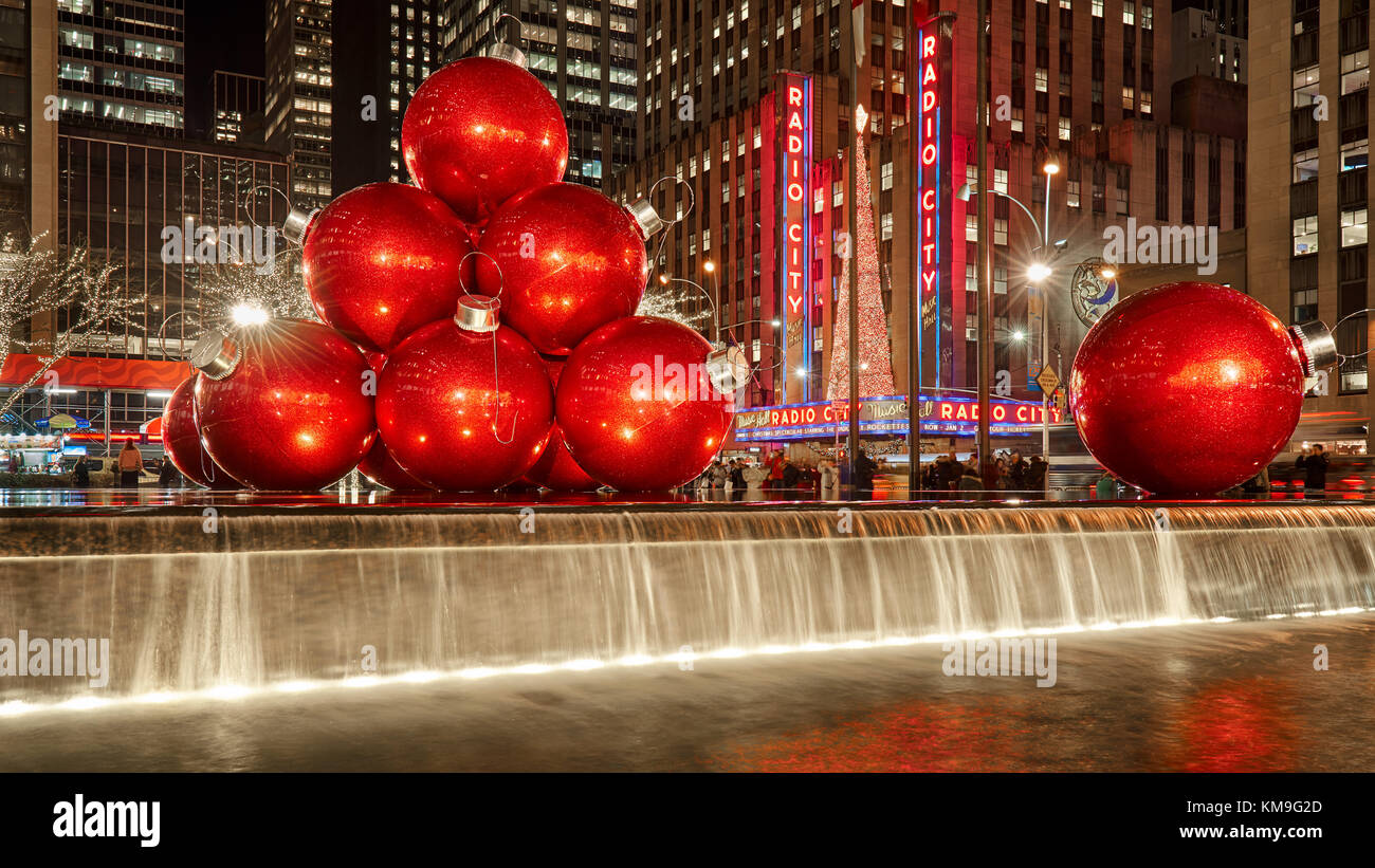 Riesigen roten ornaments Weihnachten auf der 6th Avenue mit Weihnachtsschmuck Saison. Midtown. New York City Stockfoto