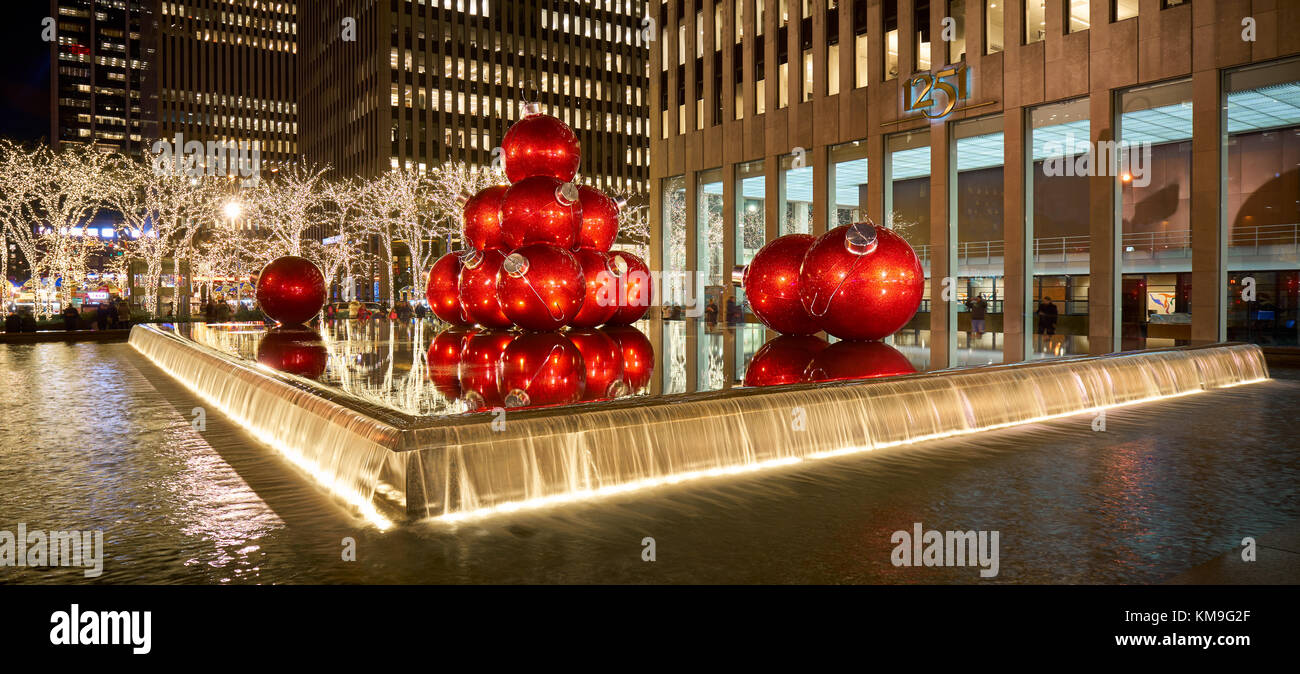 Riesige rote Weihnachten Ornamente auf 6. Avenue mit Weihnachtszeit Dekorationen. Avenue of the Americas, Midtown Manhattan, New York City Stockfoto