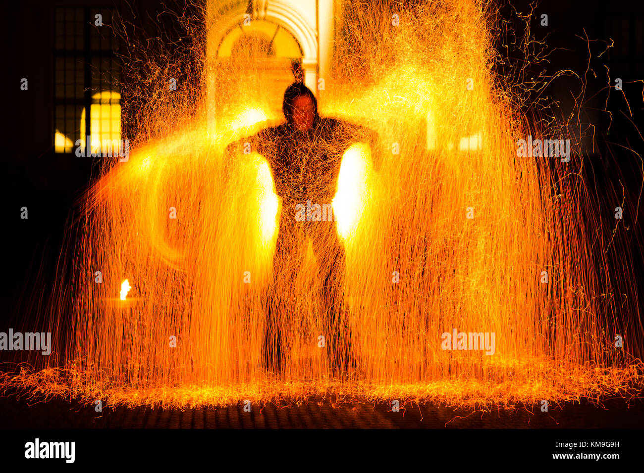 Mann in Flammen - Feuer - Feuer Kunst - Brand Performance Stockfoto