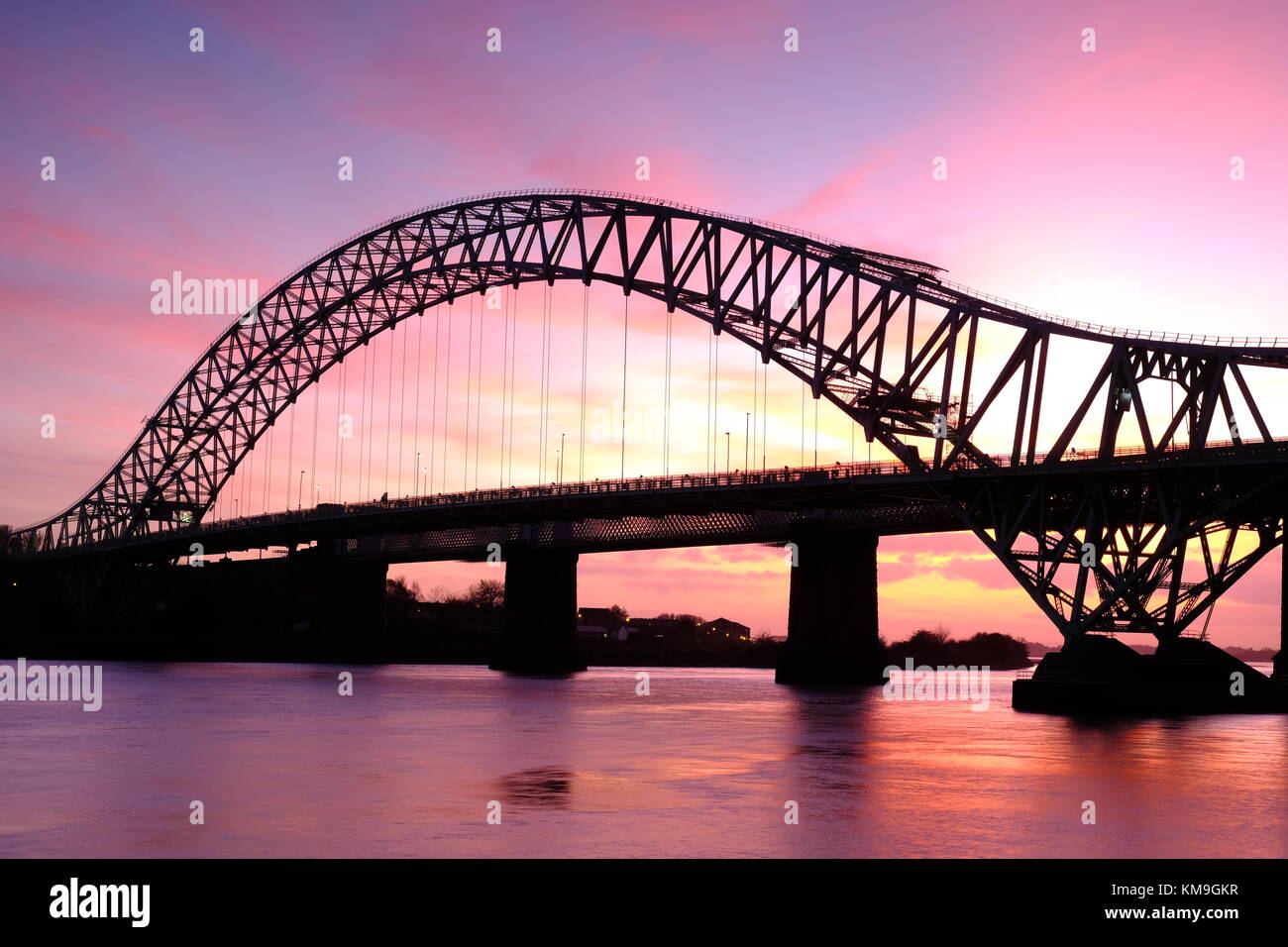 Runcorn Bridge, auch als Runcorn-Widnes Brücke oder Silver Jubilee Bridge über den Fluss Mersey, UK Stockfoto
