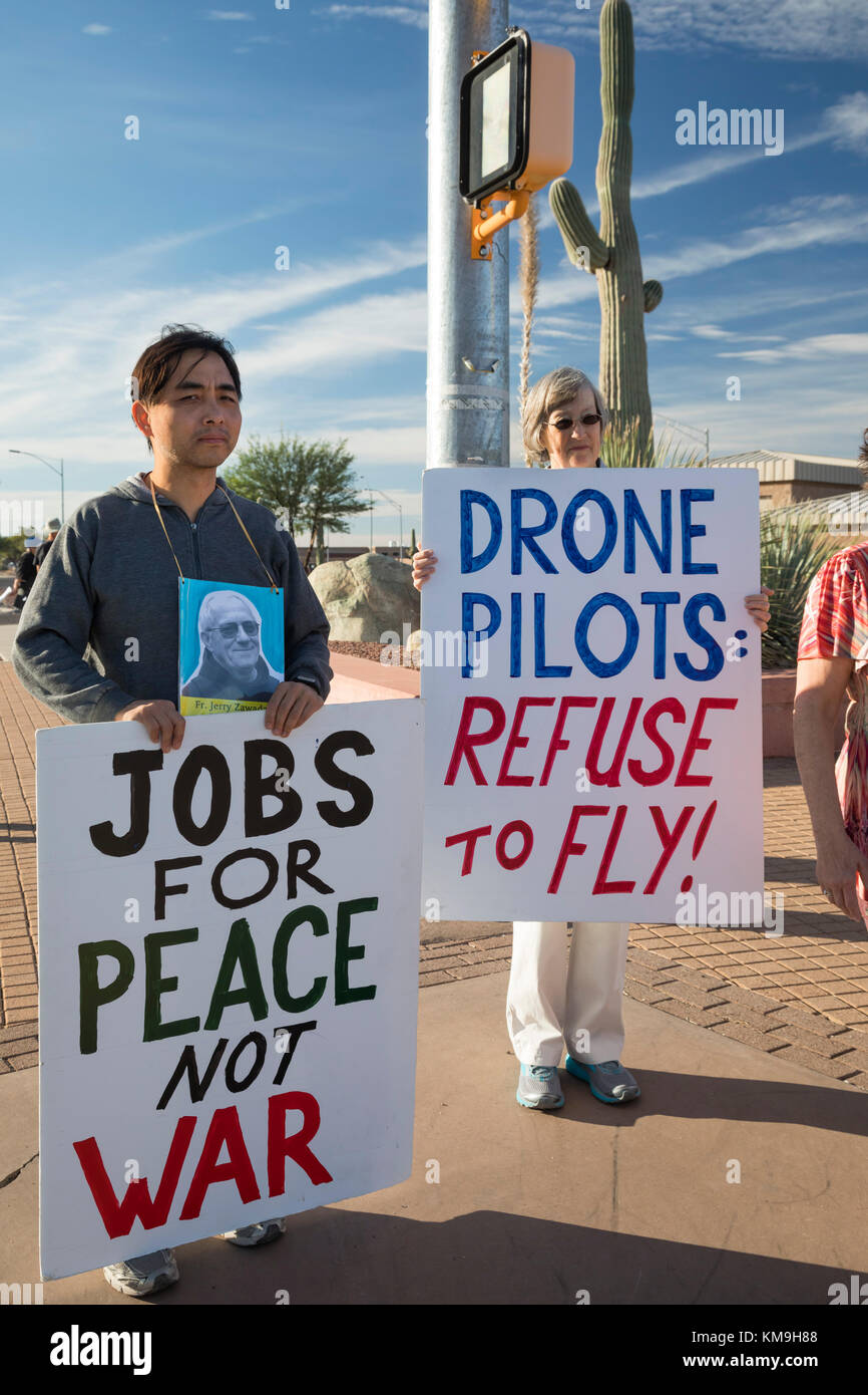Tucson, Arizona - Friedensaktivisten sammeln am Eingang - Davis Monthan Air Force Base, Protest gegen Krieg, Drohnen, und Atomwaffen. Stockfoto