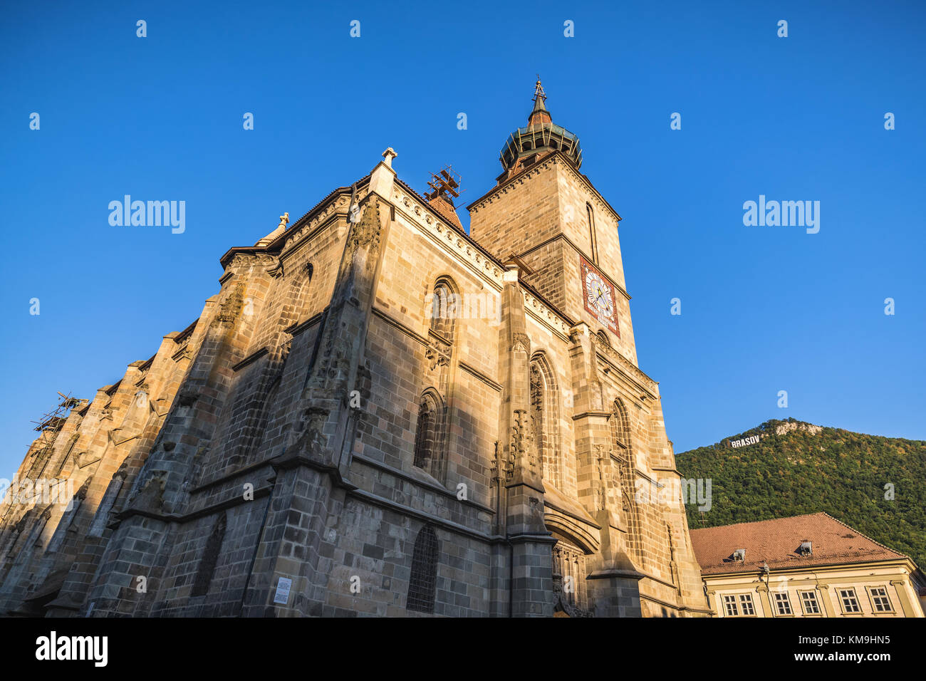 Brasov, Rumänien. Die schwarze Kirche gebaut, die in den mittelalterlichen Zeiten in der Square in der Innenstadt von Brasov, Siebenbürgen. Stockfoto Brasov, Rumänien. Die schwarze Kirche gebaut, die in den mittelalterlichen Zeiten in der Square in der Innenstadt von Brasov, Siebenbürgen. Stockfoto