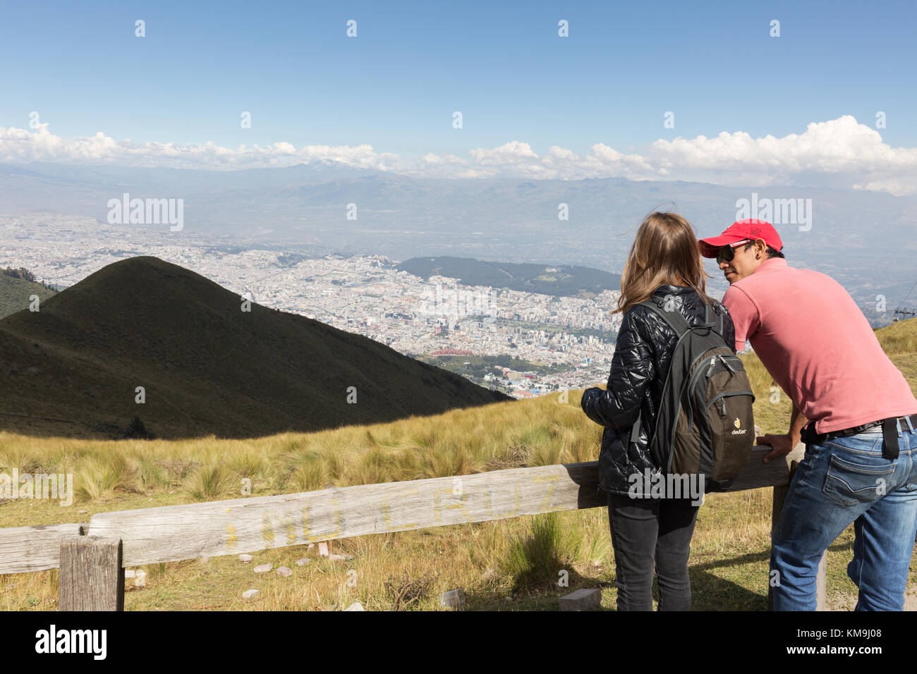 Ecuador - Urlaub, ein junges Paar, das an der Spitze der Teleferiqo Seilbahn, mit Blick auf Quito, Ecuador Südamerika Stockfoto