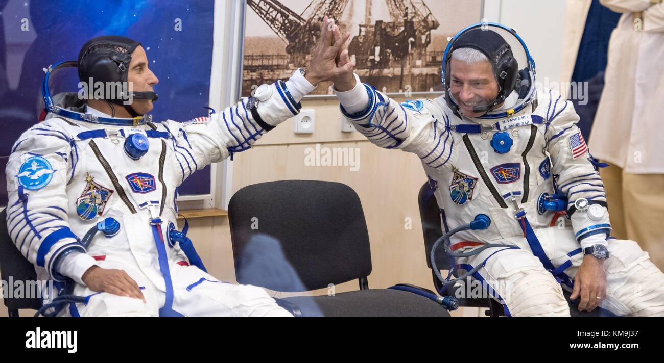 Die NASA ISS Expedition 53 prime Besatzungsmitglieder amerikanischen Astronauten acaba Joe (links) und Mark vande hei eine hohe geben - fünf, wie sie sich vorbereiten, ihre Sokol starten und Eintrag spacesuits Druck - vor dem Start an Bord der Sojus ms-06 Satelliten im Kosmodrom Baikonur Gebäude 254 September 12, 2017 in Baikonur, Kasachstan geprüft zu haben. (Foto von Bill ingalls über planetpix) Stockfoto