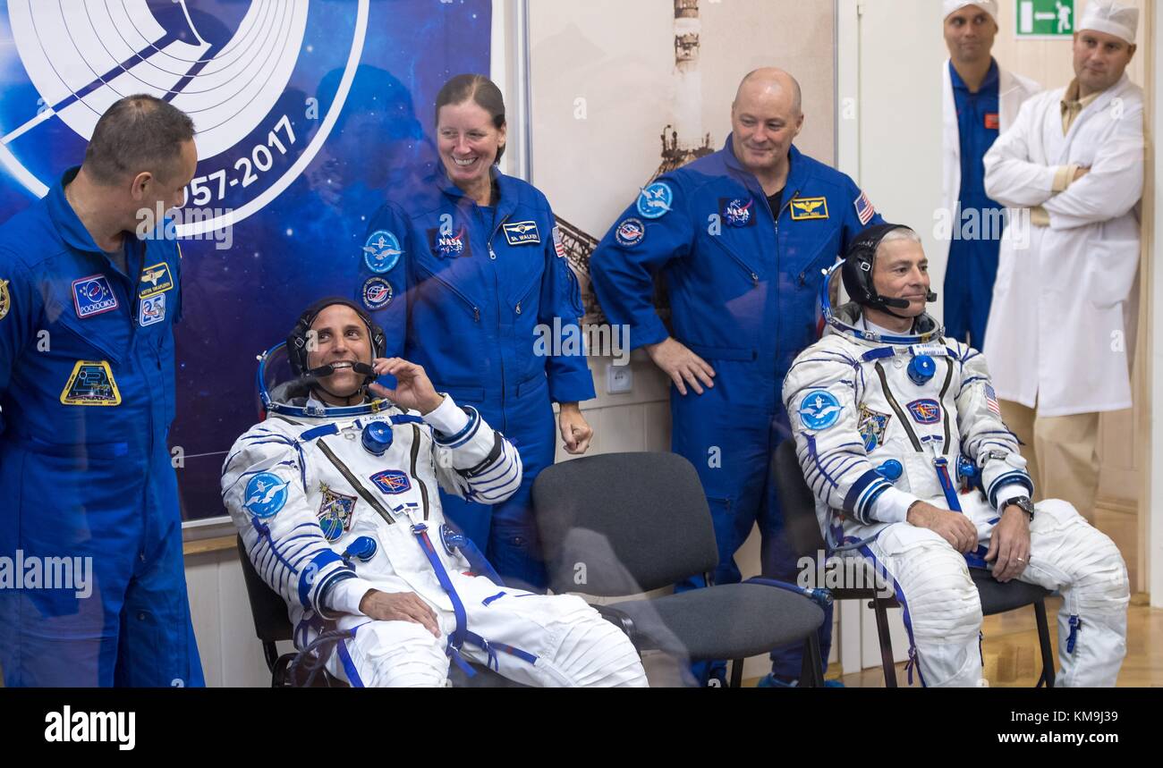 Die NASA ISS Expedition 53 prime Besatzungsmitglieder amerikanischen Astronauten acaba Joe (links) und Mark vande hei bereiten ihre Sokol starten und Eintrag spacesuits Druck - vor dem Start an Bord der Sojus ms-06 Satelliten im Kosmodrom Baikonur Gebäude 254 September 12, 2017 in Baikonur, Kasachstan geprüft zu haben. (Foto von Bill ingalls über planetpix) Stockfoto