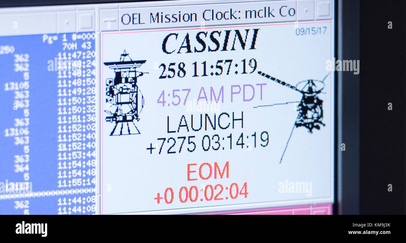 Computer in der Mission Control Room Monitor die Raumsonde Cassini, wie es seinen endgültigen Sprung in die Saturn macht am Ende des Cassini - huygens Mission am Jet Propulsion Laboratory der NASA im September 15, 2017 in Pasadena, Kalifornien. (Foto von Joel kowsky über planetpix) Stockfoto