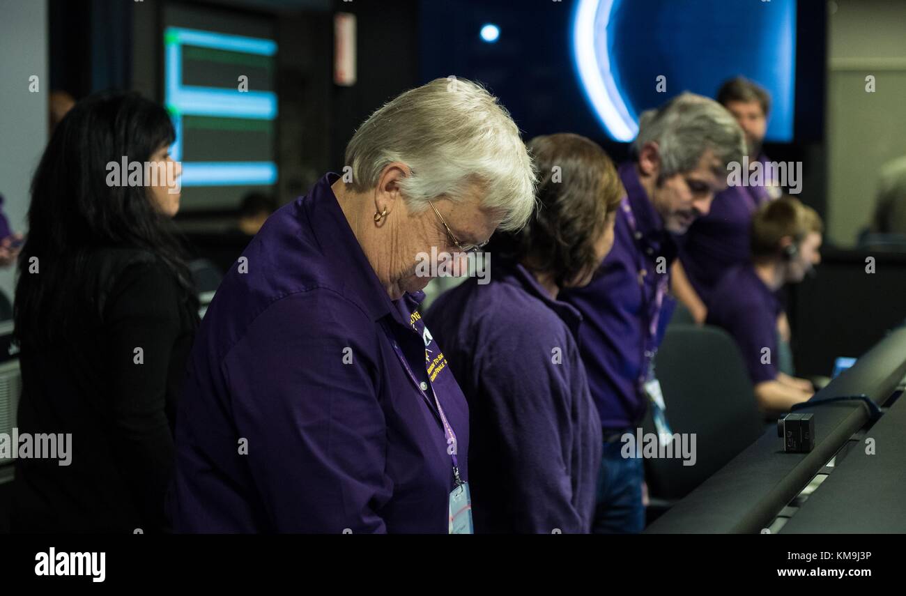 Die Wissenschaftler der Cassini-Mission arbeiten im Kontrollraum der Mission, als die Cassini-Raumsonde am 15. September 2017 in Pasadena (Kalifornien) ihren letzten Einbruch in den Saturn macht. (Foto von Joel Kowsky über Planetpix) Stockfoto