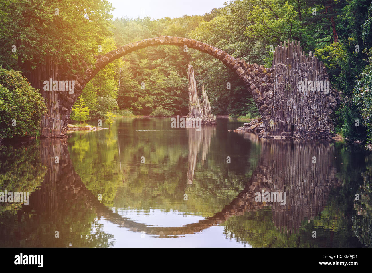 Rakotz Brücke (Rakotzbrucke) auch als Devil's Bridge in Kromlau, Deutschland bekannt. Reflexion der Brücke im Wasser einen vollen Kreis zu erstellen. Stockfoto