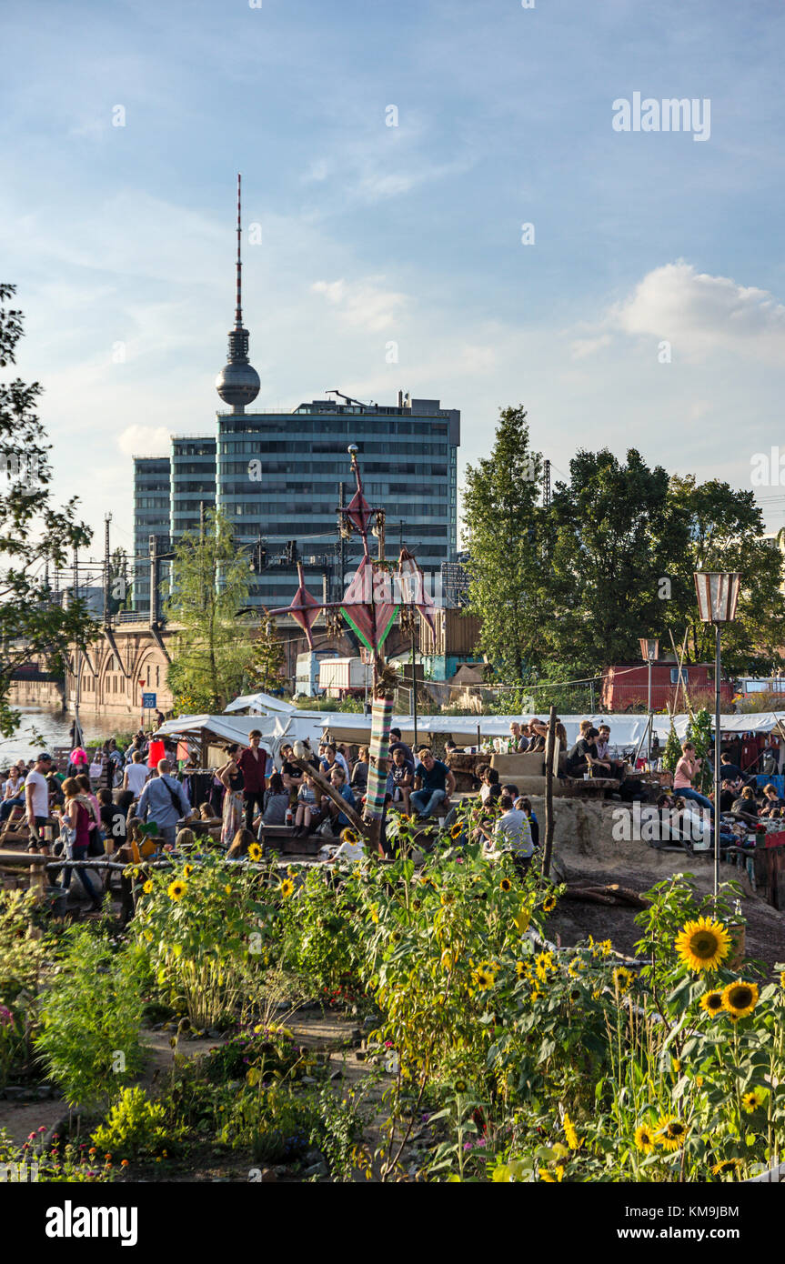 Strandbar und Open-Air Flohmarkt Katermarkt, am Fluss Spree, Berlin, Deutschland Stockfoto
