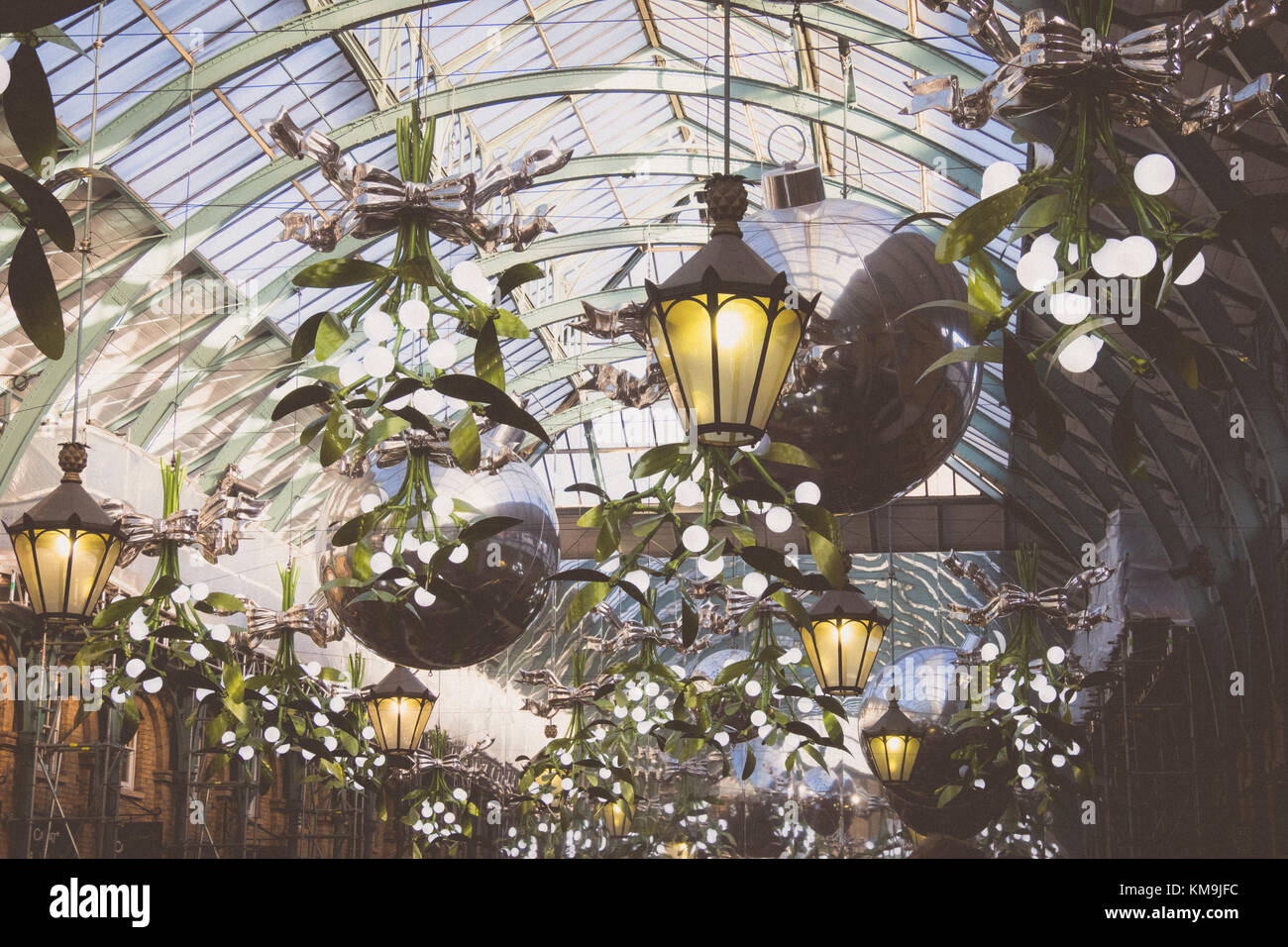 Hängende Misteldekorationen in der Covent Garden Markthalle, London Stockfoto
