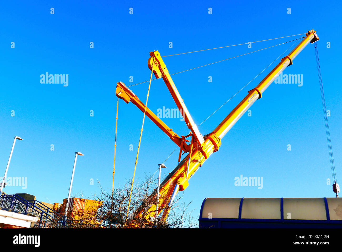 Riesige gelbe Kran gegen den blauen Himmel an der Eisenbahnbrücke Verbesserungen, Blackpool, Lancashire, Großbritannien Stockfoto