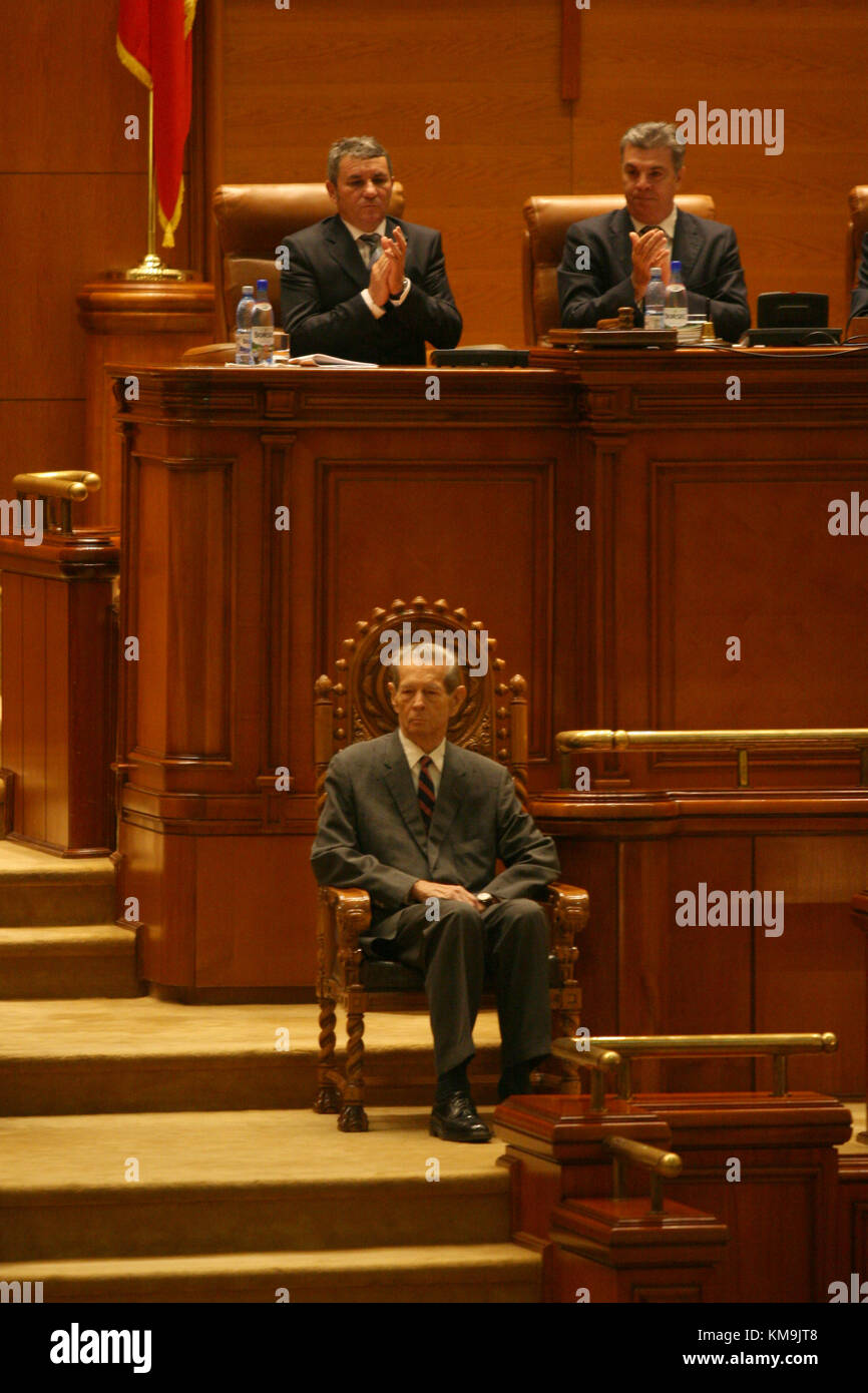 Bukarest, Rumänien - 25. OKTOBER 2011: König Michael von Rumänien während der ersten Rede vor dem rumänischen Parlament in Bukarest. Stockfoto