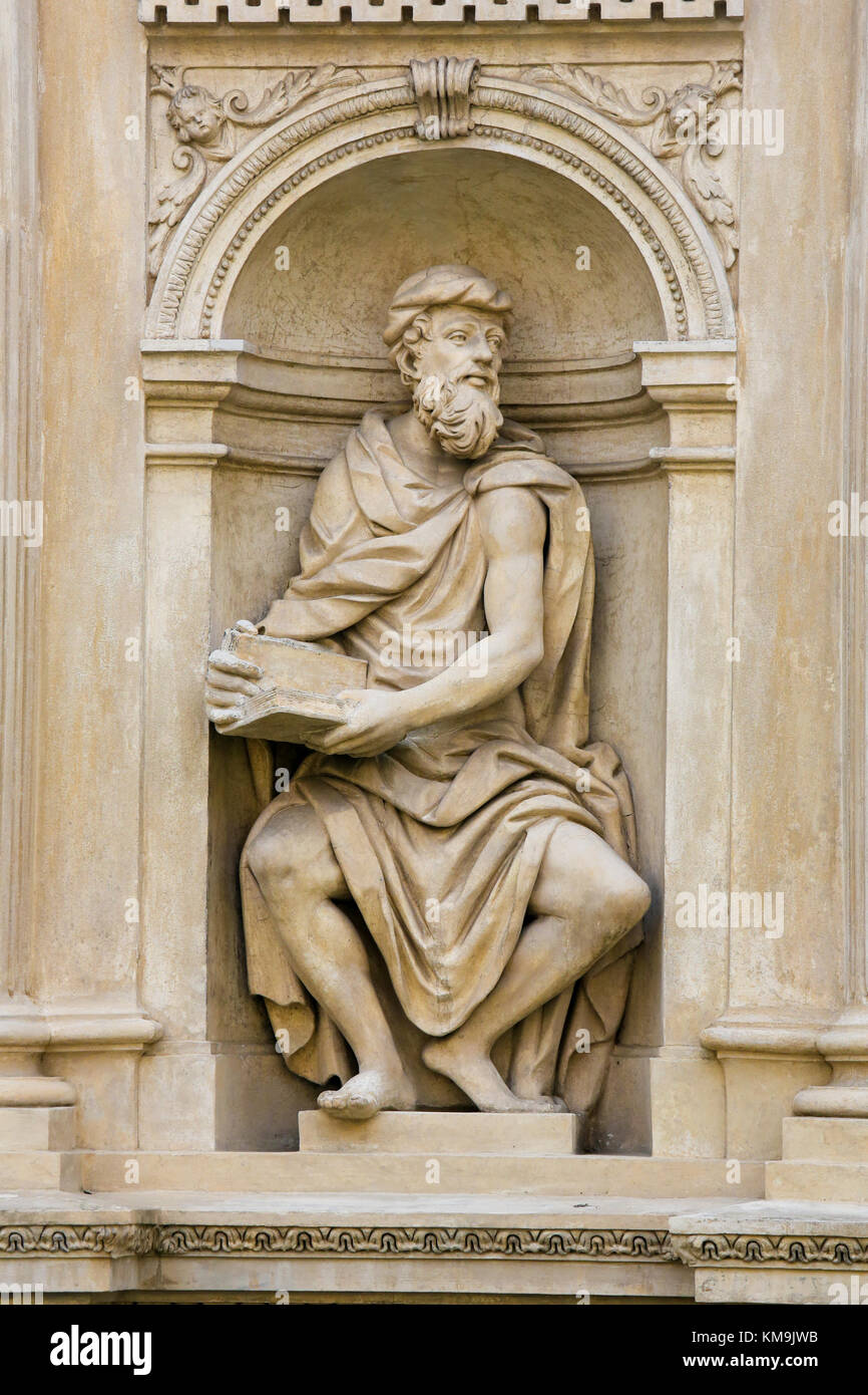 Statue in der Santa Casa in Loreto, einem großen Wallfahrtsort in Hradcany, Prag, einer Figur Holding ein heiliger Text Stockfoto
