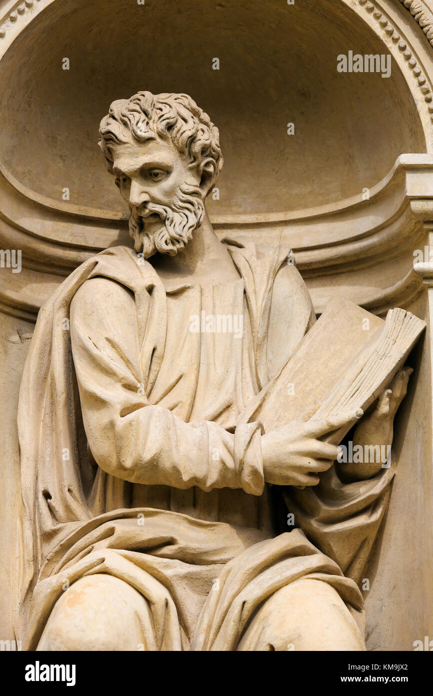 Statue in der Santa Casa in Loreto, einem großen Wallfahrtsort in Hradcany, Prag, einer Figur Holding ein heiliger Text Stockfoto