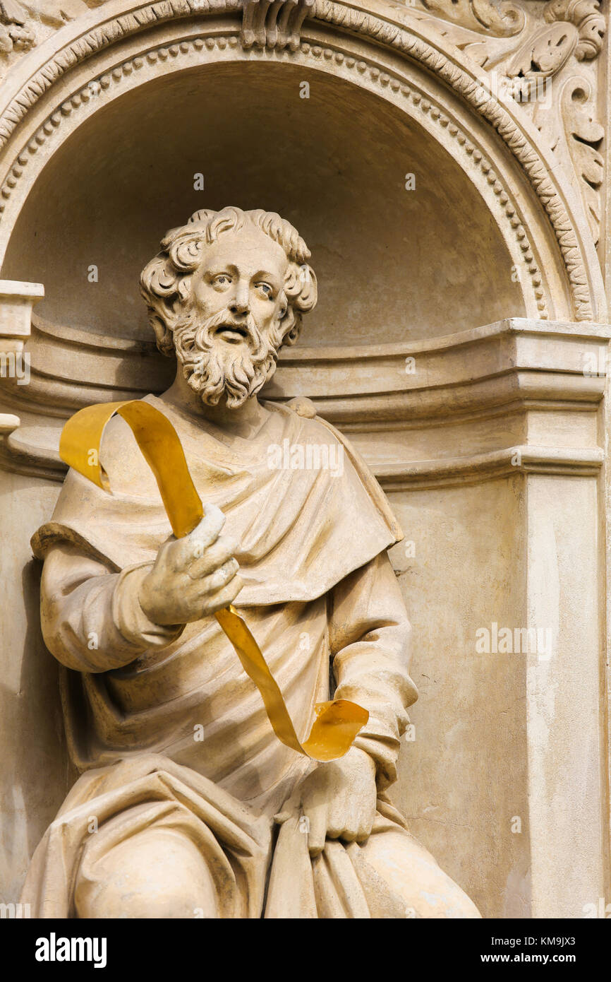 Statue in der Santa Casa in Loreto, einem großen Wallfahrtsort in Hradcany, Prag, einer Figur Holding ein heiliger Text Stockfoto