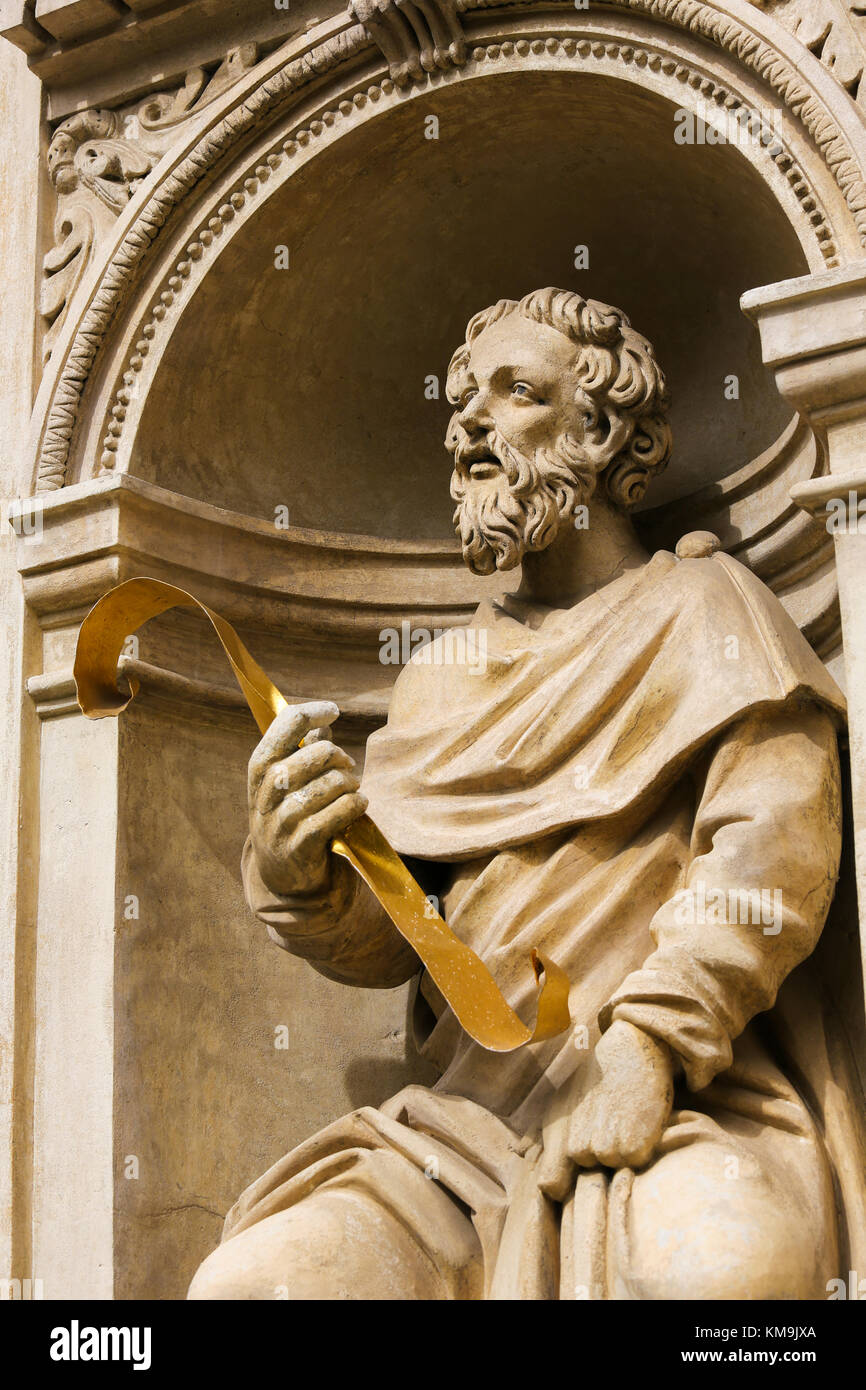 Statue in der Santa Casa in Loreto, einem großen Wallfahrtsort in Hradcany, Prag, einer Figur Holding ein heiliger Text Stockfoto