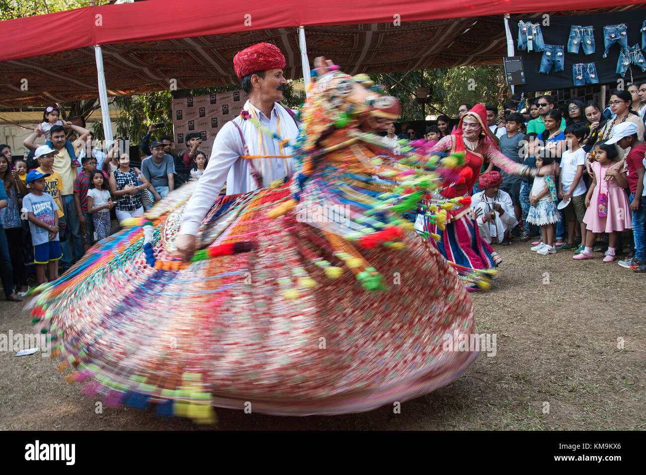 Das Bild der Rajasthani folk Tänzer bei Kala godha Festival in Mumbai, Indien Aqua-lounge Stockfoto