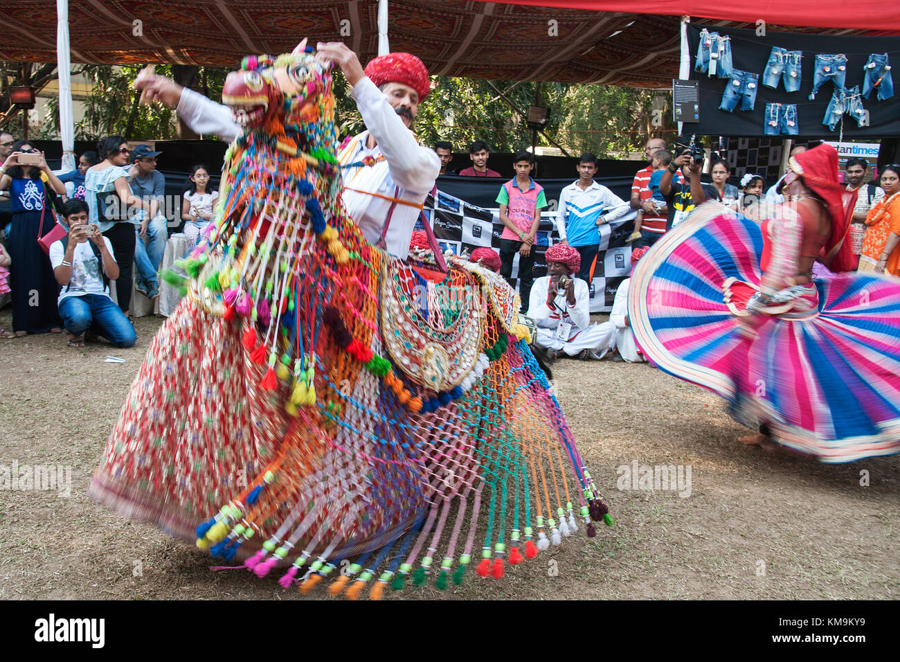 Das Bild der Rajasthani folk Tänzer bei Kala godha Festival in Mumbai, Indien Aqua-lounge Stockfoto