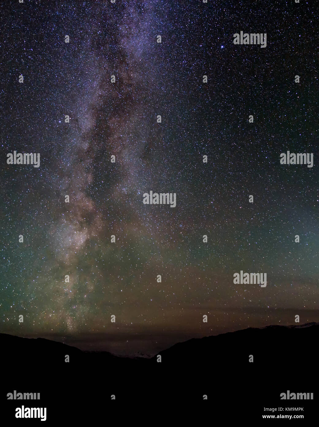 Schöne Panorama der Sternenhimmel mit der Milchstraße und Sterne in den nächtlichen Himmel über den Bergen Stockfoto