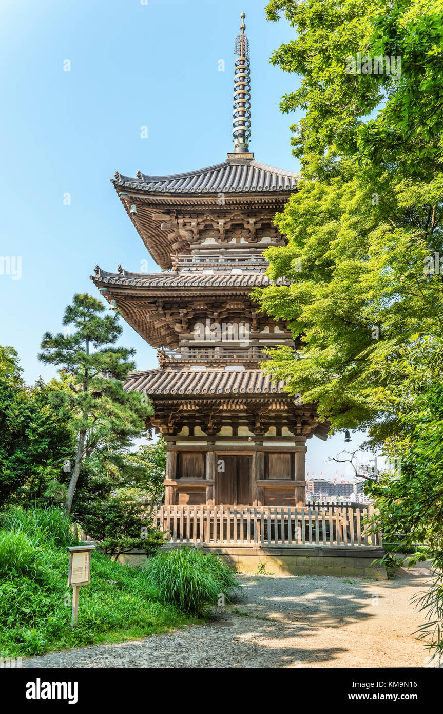 Dreistöckige Pagode des ehemaligen Tomyoji-Tempels im Sankeien Garden Open Air Museum, Yokohama, Kanagawa, Japan Stockfoto