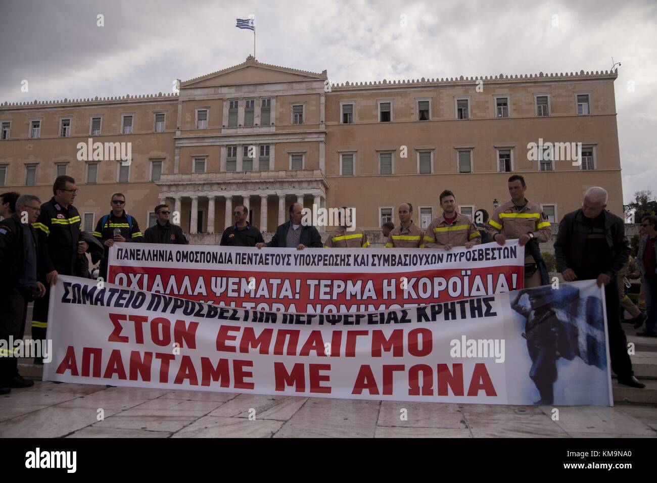 Feuerwehrleute, mit Vertrag, Protest vor dem Parlament in Athen beschäftigt, gegen Entlassungen und dauerhafte Beschäftigung verlangen. 13.11.2017 | Verwendung weltweit Stockfoto