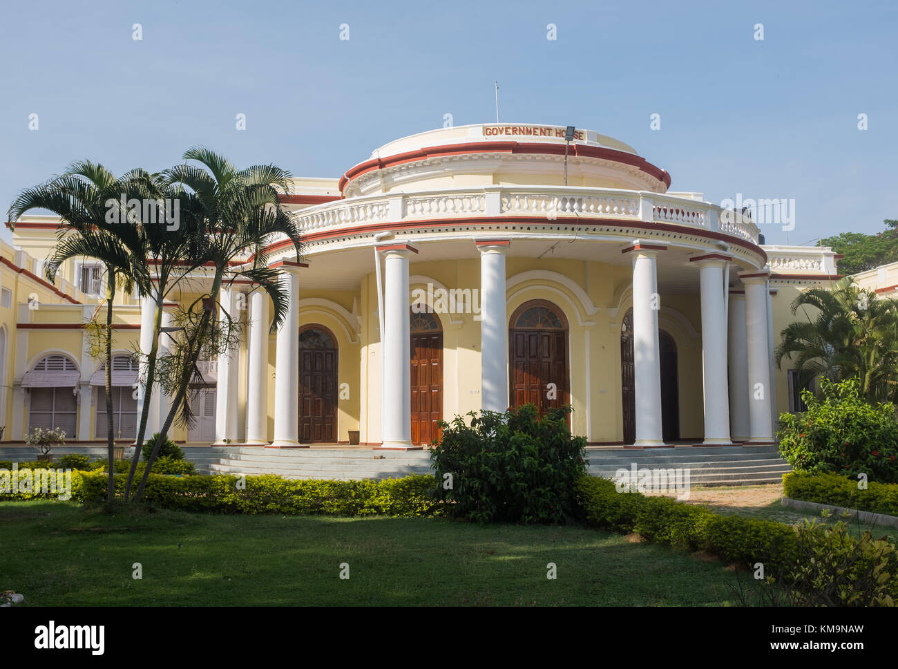 Fassade des Government House auch als Britische Residency in Mysore Mysuru, Karnataka, Indien bekannt. Stockfoto