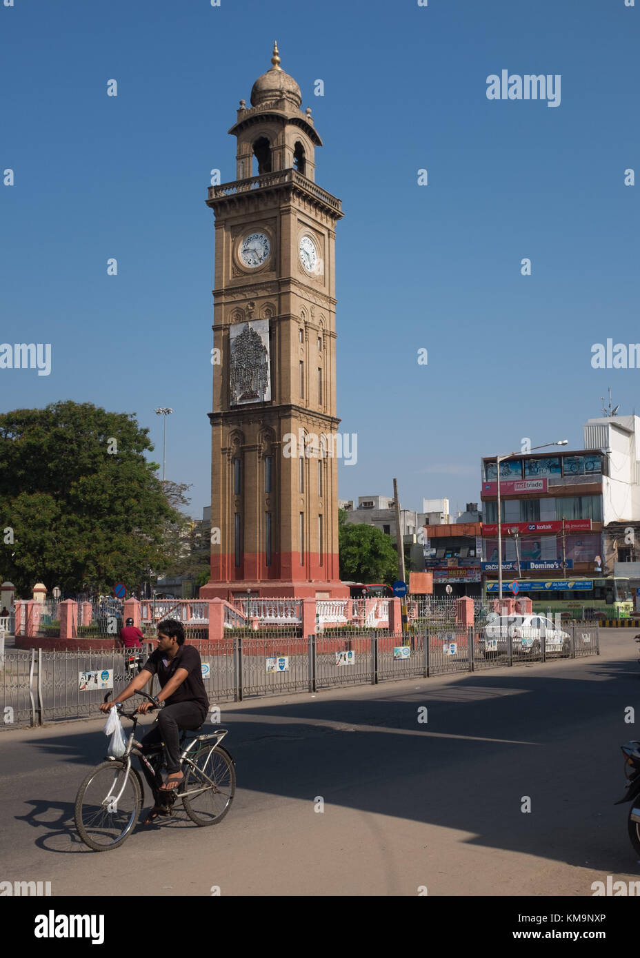 Silver Jubilee Clock Tower in der Mitte des Kreisverkehrs, Mann, Radfahren auf der Straße im Vordergrund Mysore, mysuru, Karnataka, Indien. Stockfoto