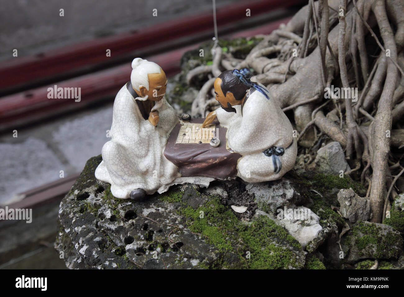 Kleines Modell von zwei Menschen spielen chinesische Chequers in den Tempel der Literatur Hanoi Vietnam Stockfoto