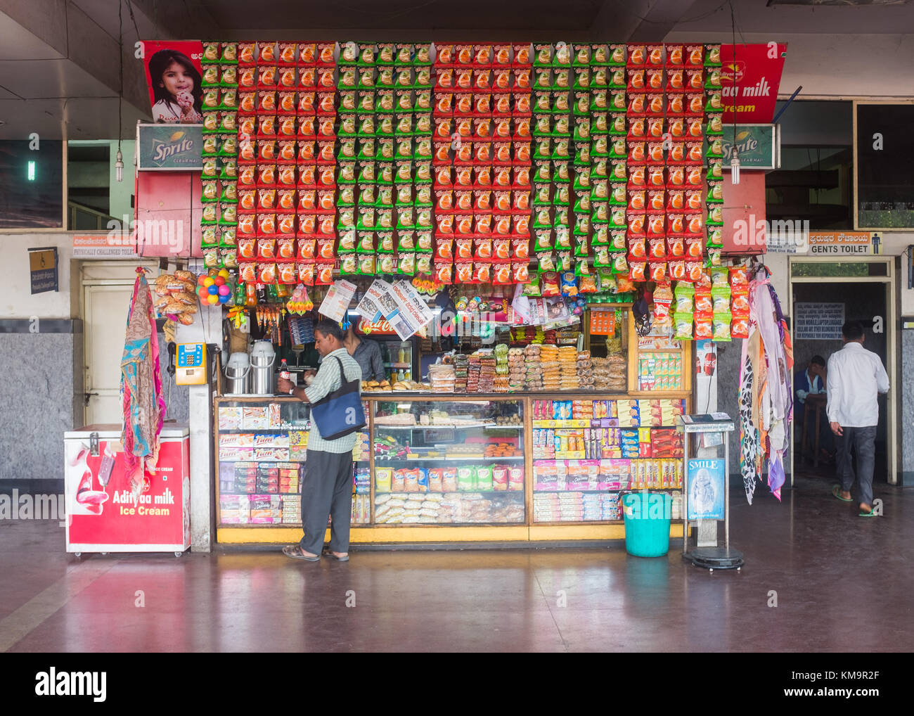 Kiosk am Busbahnhof, Mysore, Karnataka, Indien. Stockfoto