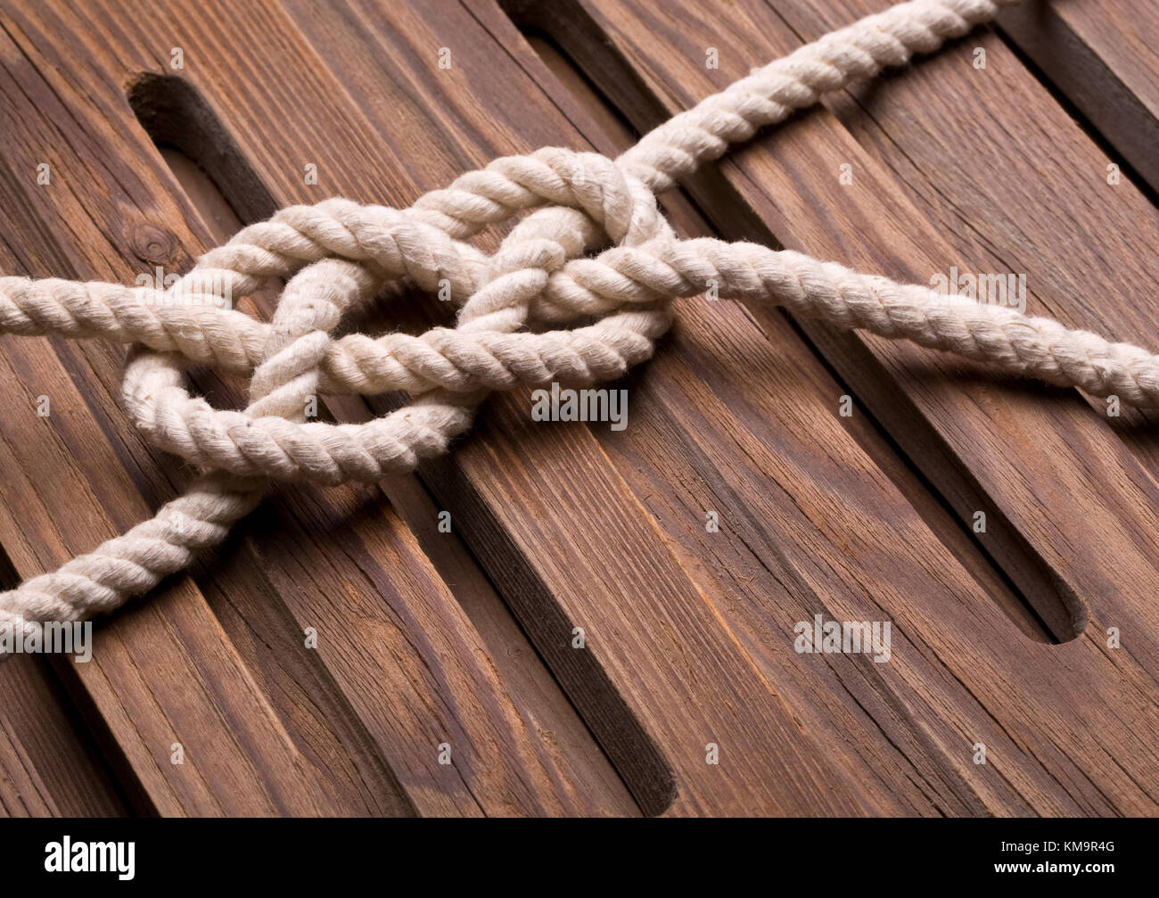Marine Knoten auf einem Holz- Hintergrund Stockfoto