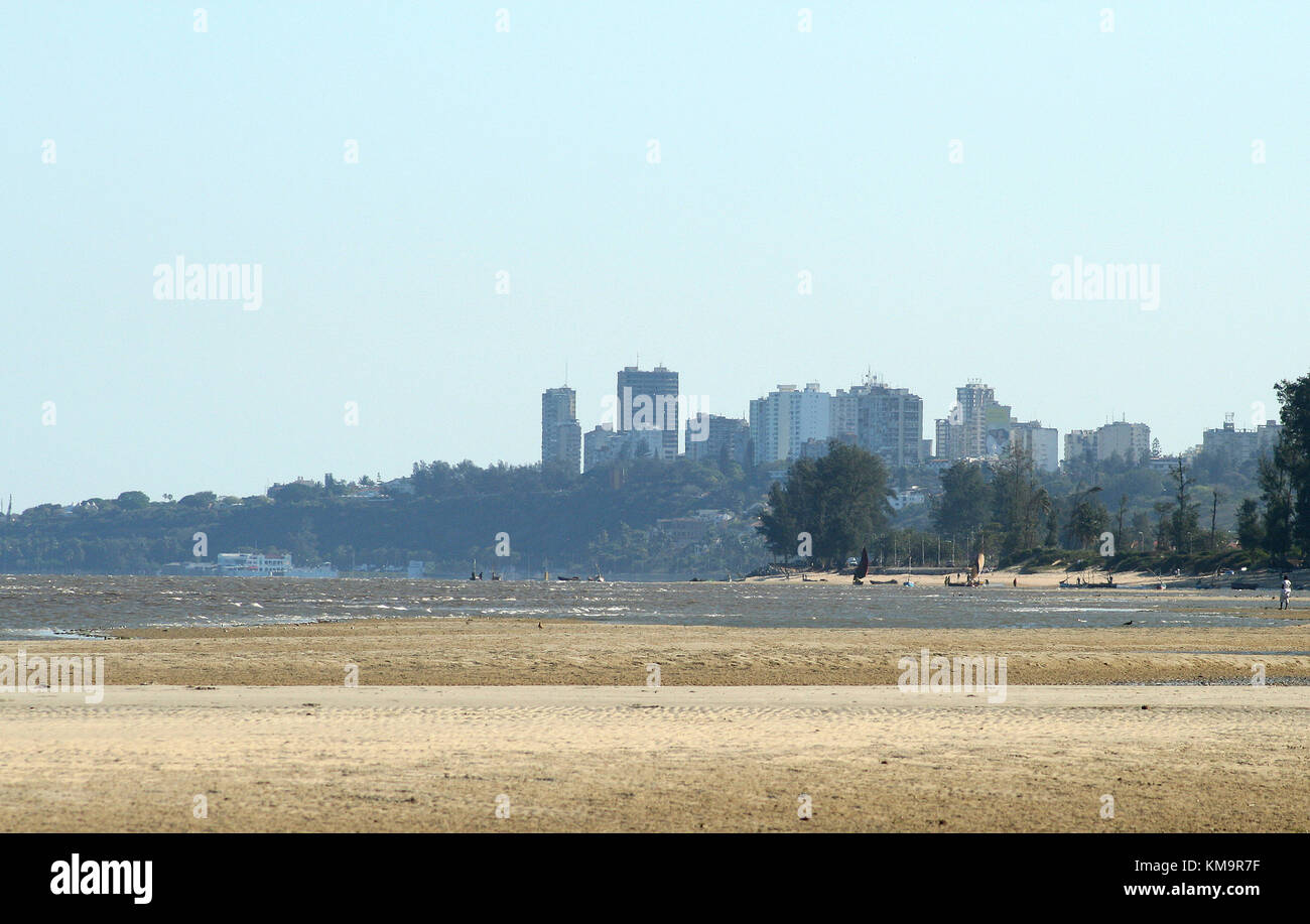 Maputo, Mosambik, Strand Stadt mit Wolkenkratzern im Hintergrund Stockfoto