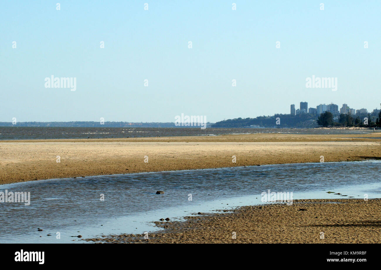 Maputo, Mosambik, Bild des Strandes mit Stadt im Hintergrund Stockfoto