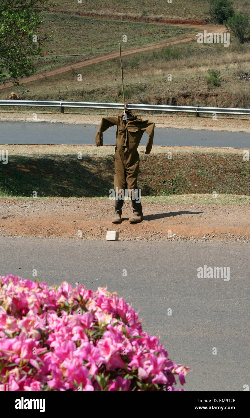 Pilgrims Rest, Mpumalanga, ungewöhnliche Straßenkünstler in einem Paar von overalls Stockfoto
