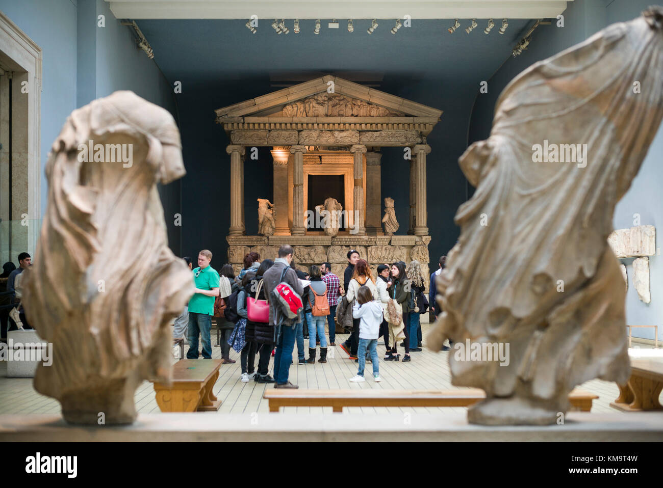 London. England. Wiederaufbau der Nereide Monument im Britischen Museum, von Xanthos, Türkei, 390-380 v. Chr. Stockfoto