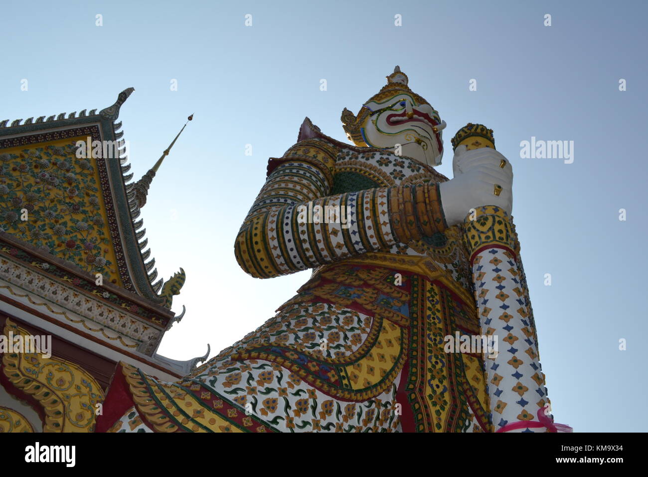 Perspektive geschossen von einem Erziehungsberechtigten Statue mit einem Buddha Tempel Dach in der yai Viertel von Bangkok, Thailand, thonburi Westufer des Chao Phraya Flusses. Stockfoto