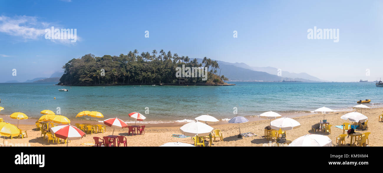 Panoramablick auf Ilha das cabras Island und Strand - ilhabela, Sao Paulo, Brasilien Stockfoto