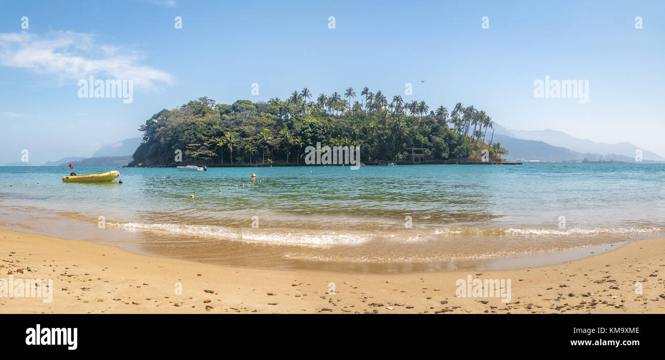 Panoramablick auf Ilha das cabras Island und Strand - ilhabela, Sao Paulo, Brasilien Stockfoto
