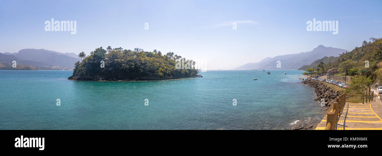 Panoramablick auf das Luftbild von Ilha das cabras Island und Strand - ilhabela, Sao Paulo, Brasilien Stockfoto