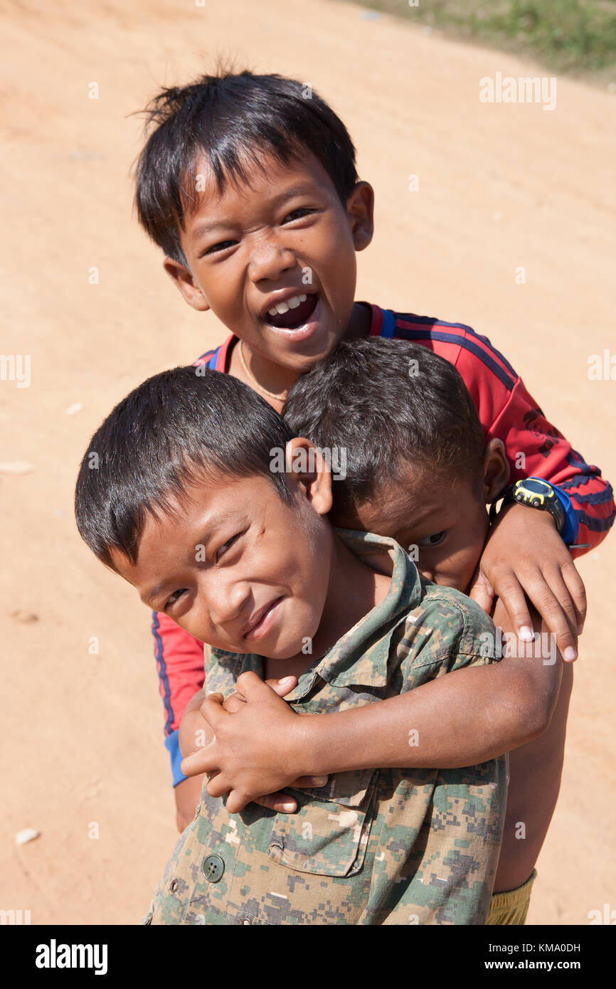 Drei schüchternen Jungen, Phumi Kouk Pouth auf Tonlé Sap See, Puok, Siem Reap, Kambodscha Stockfoto
