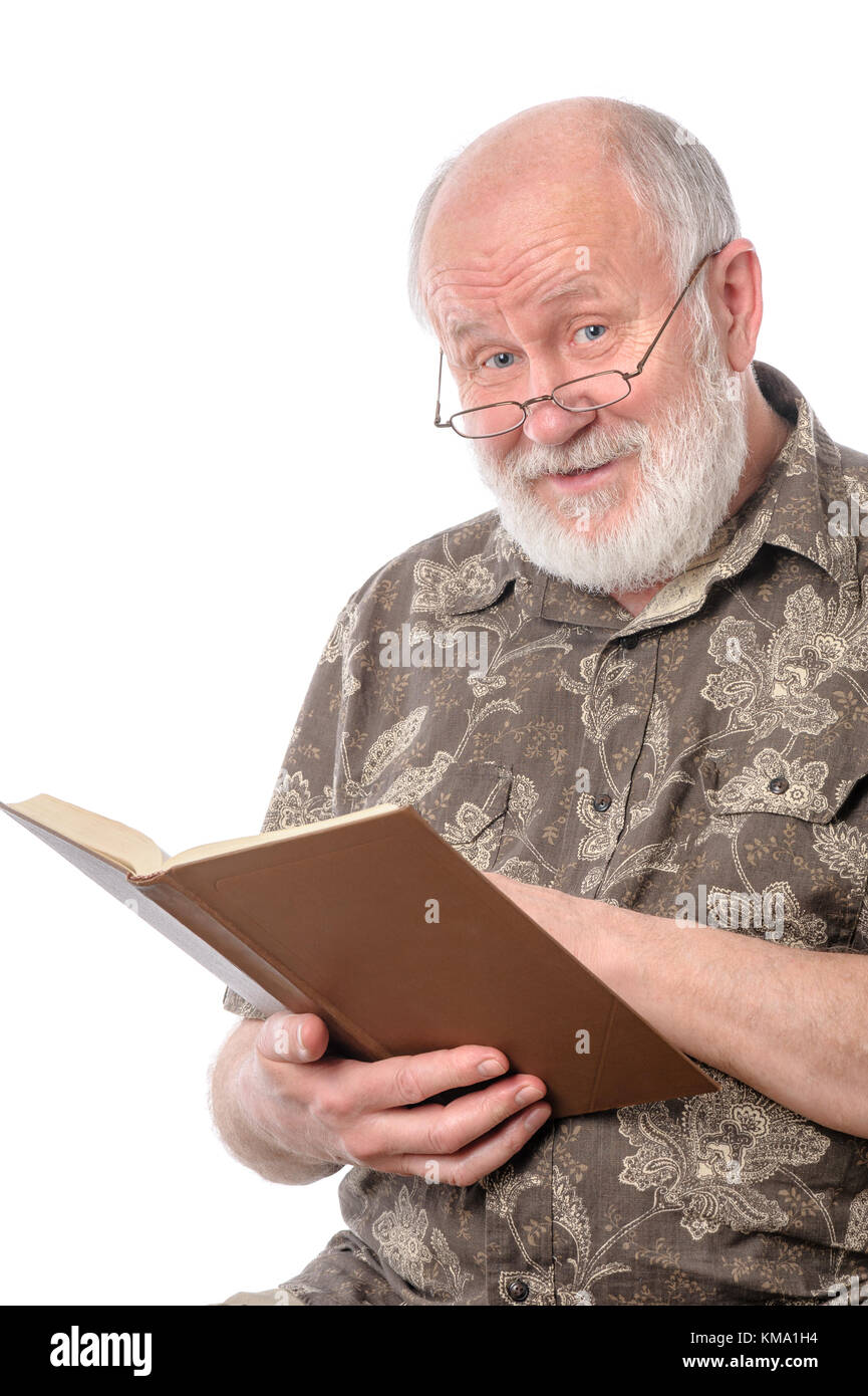 Älterer Mann ein Buch lesen, isoliert auf weißem Stockfoto