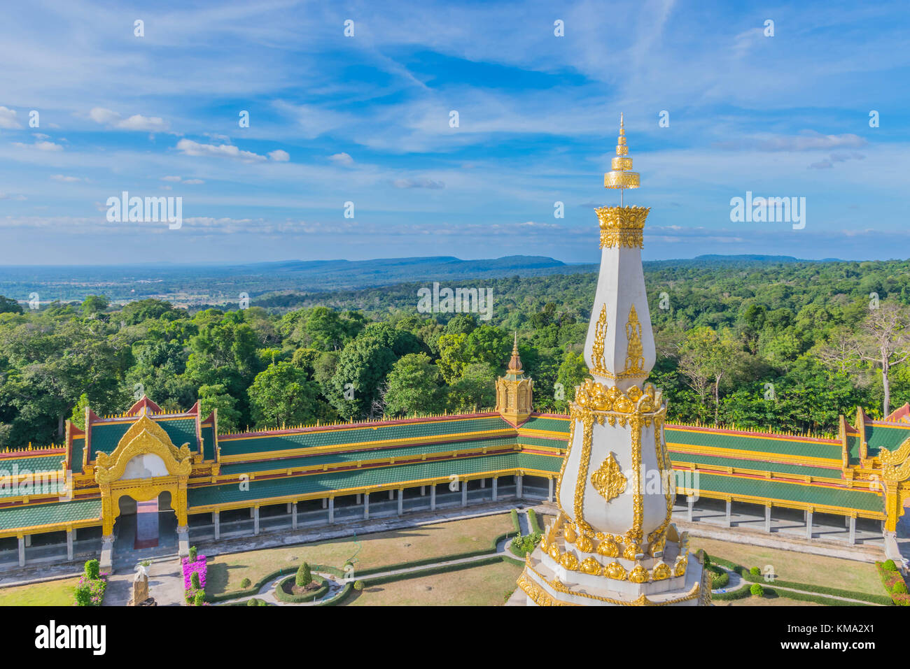 Das Heiligtum im Wat Phra Maha Chedi Chai Mongkol, Provinz Roi Et, Thailand mit dem schönen Himmel und Cloud. Die öffentlichen Eigenschaften. Stockfoto