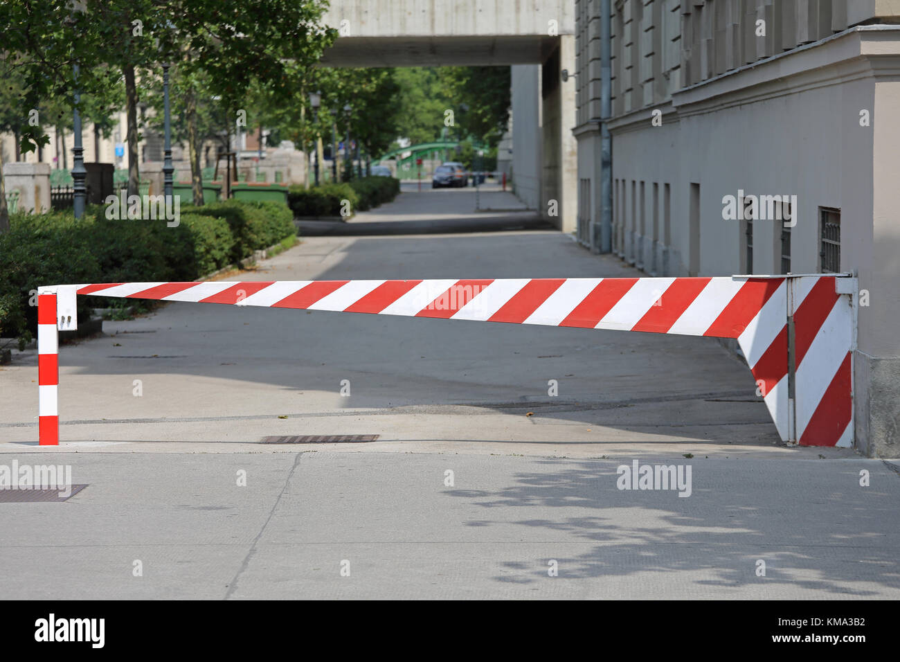 Geschlossener Parkplatz schranke Rampe in Wien Stockfotografie - Alamy
