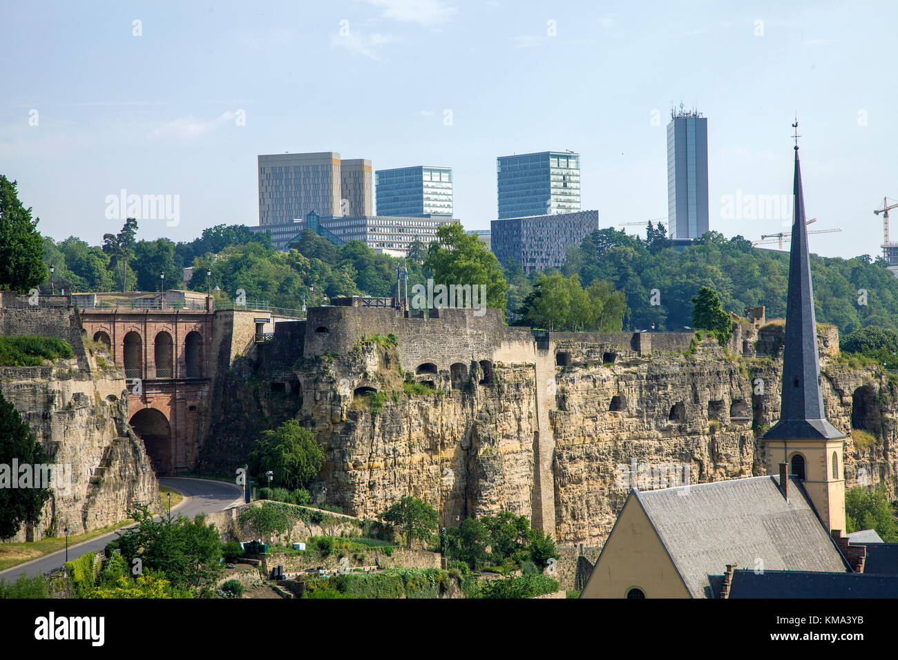 Blick von der alten Stadtmauer in die Kirche St. Johannes, hinter dem Europa Bezirk am Kirchberg, Luxemburg - Stadt, Luxemburg, Europa Stockfoto