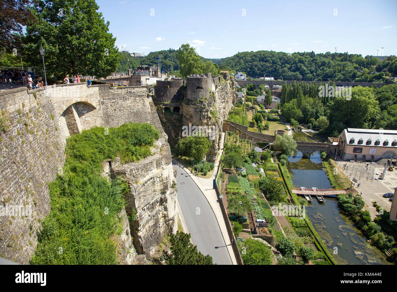 Blick auf die untere Stadt mit Alzette Fluss, Wengen, der Stadt Luxemburg, Luxemburg, Europa Stockfoto