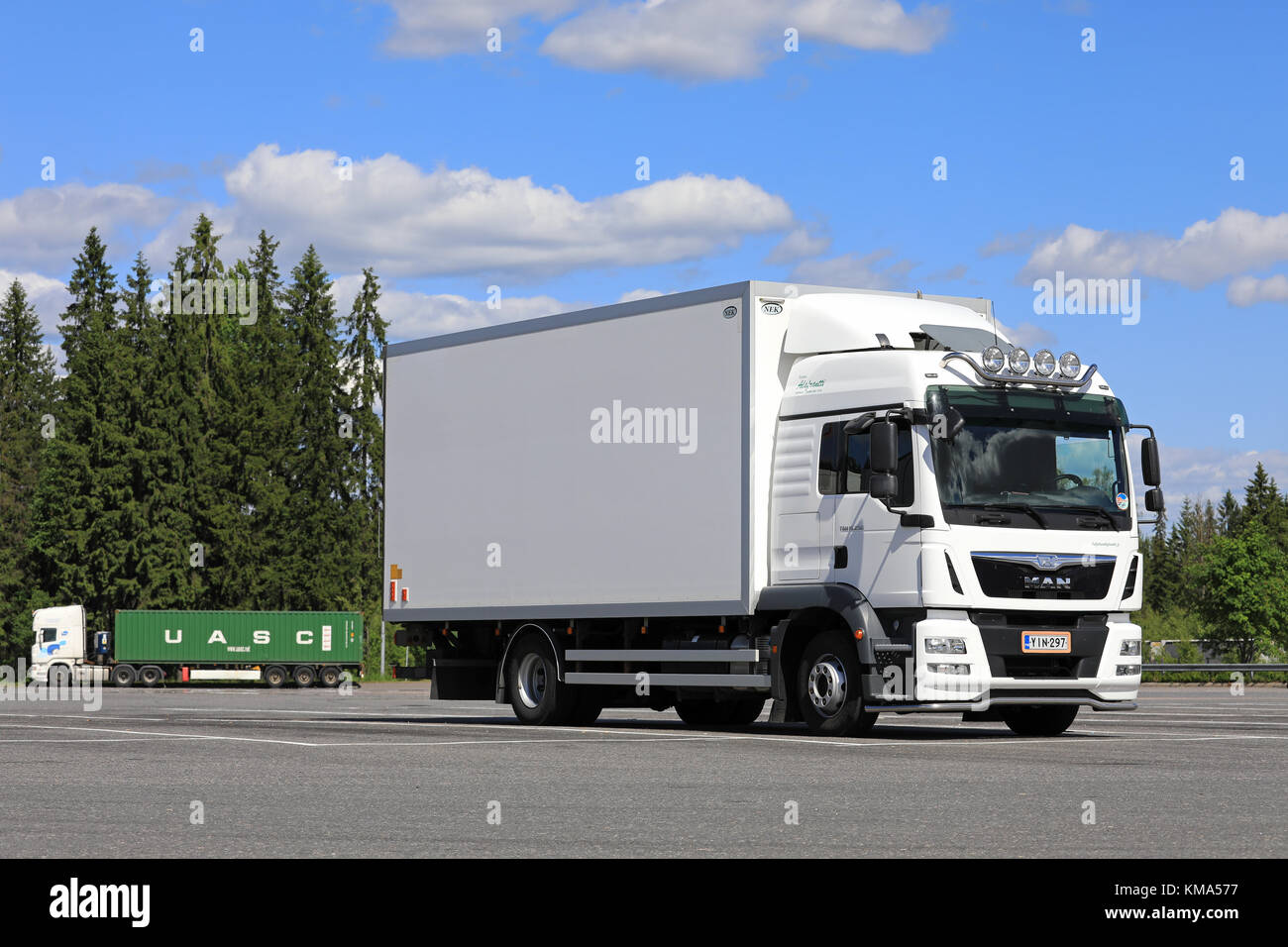 HIRVASKANGAS, FINNLAND - 8. JULI 2017: Der weiße MAN TGM 15,250 Lieferwagen parkt an einem schönen Sommertag mit einem weißen Halbtrau auf dem LKW-Halteplatz Stockfoto
