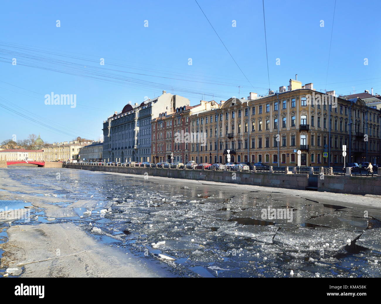 Die Promenade und das Eis auf der Oberfläche des Wassers auf dem Fluss Fontanka in der Feder Stockfoto