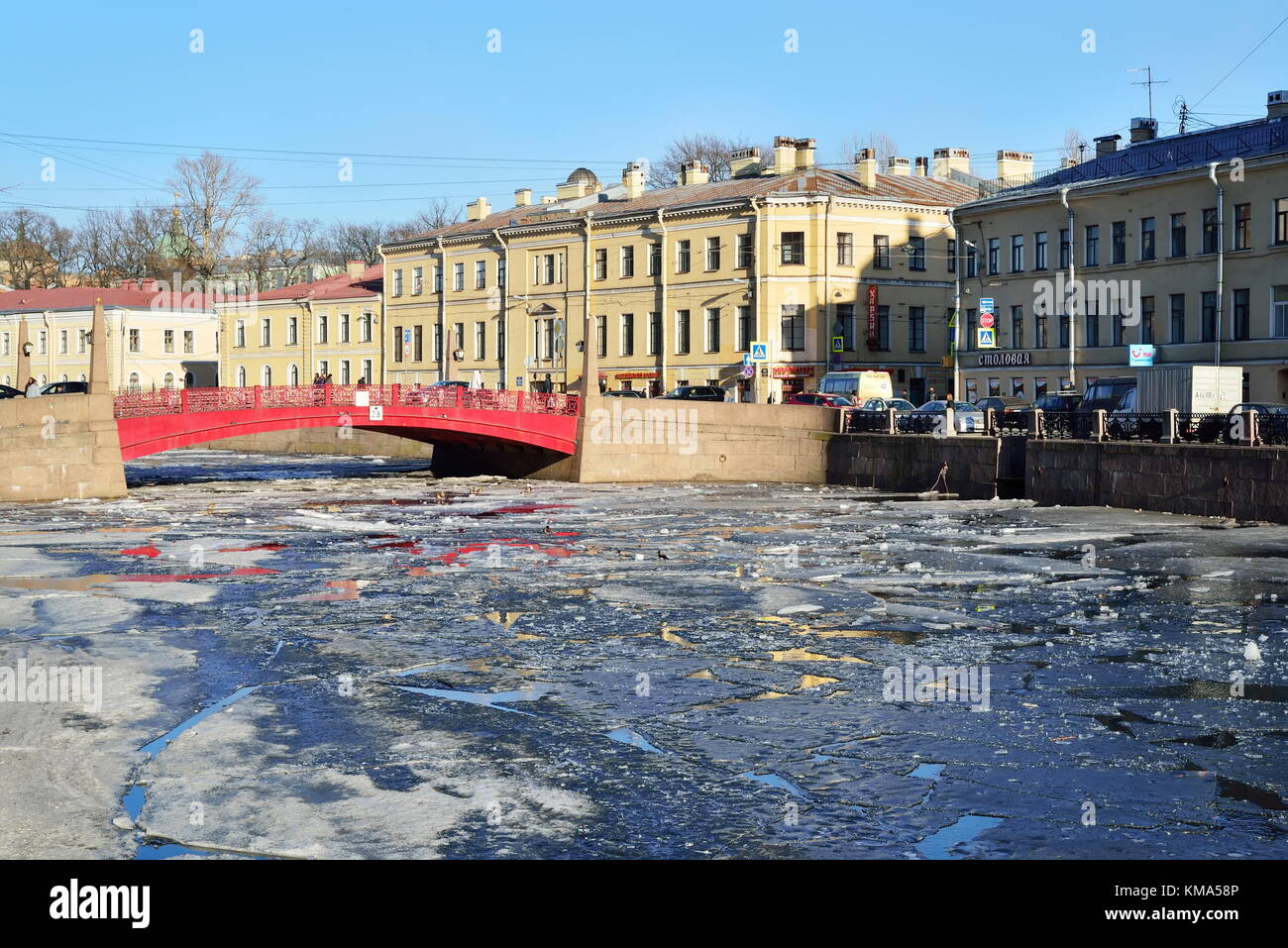 Rote Brücke über den Fluss Fontanka im frühen Frühjahr Stockfoto